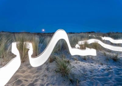 Strand Kunst Langzeitbelichtung weißer Lichtstreifen